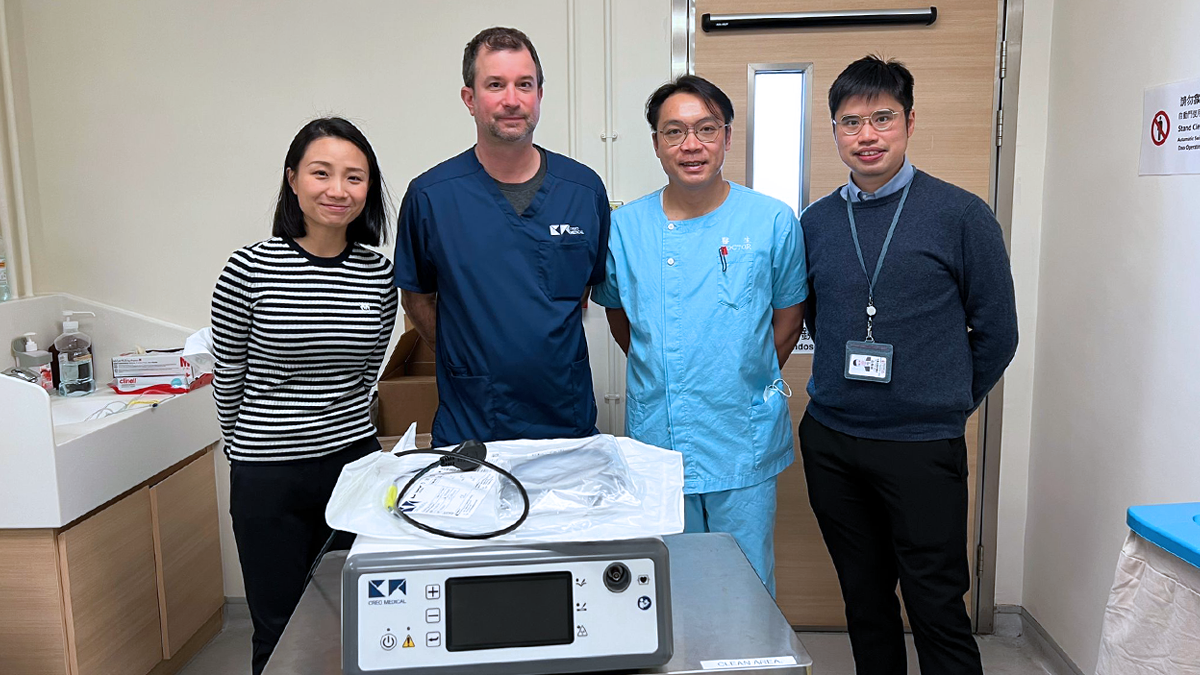 Dr. Chu und Dr. Yip mit Creo-Mitarbeitern nach Abschluss der ersten Speedboat UltraSlim-Fälle in APAC